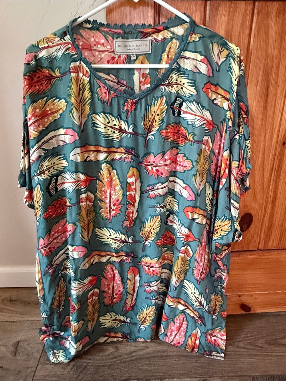 Double D Ranch Feather Print Viscose Top – Plus Size 2X – Like New